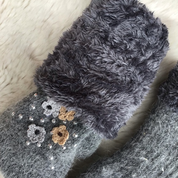EMBELLISHED FAUX FUR LINED MITTENS - Picture 6 of 8